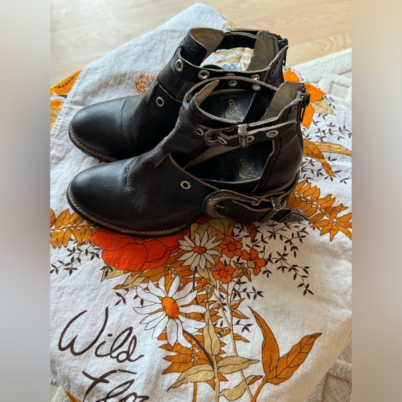 FREEBIRD l Carsen Brown Leather Ankle Bootie Size 7 Western Country Boho Buckle - Picture 14 of 15